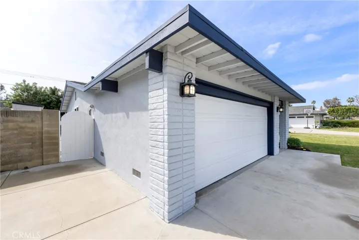 Gate to side yard