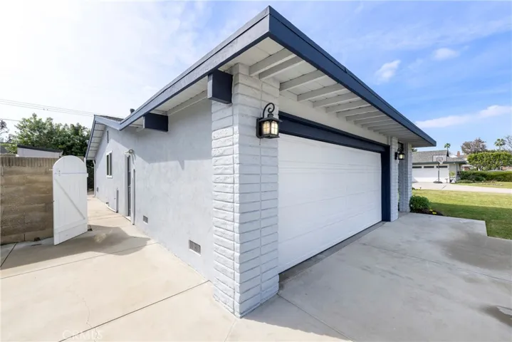 Easy access to back yard