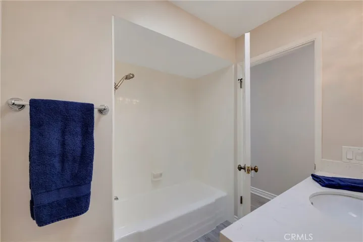 Tub/shower in hall bath
