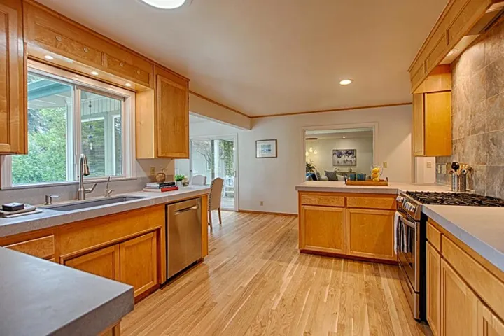 6 Oak Road, Santa Cruz, California 95060