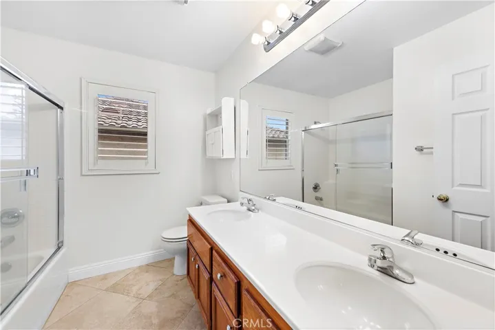 Upstairs hall bathroom