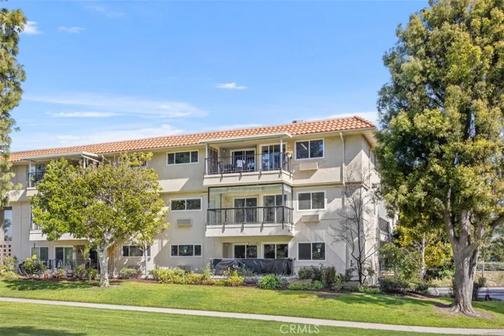 2392 Via Mariposa W 2e, Laguna Woods, California 92637