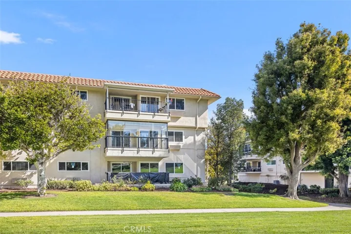 2392 Via Mariposa W 2e, Laguna Woods, California 92637