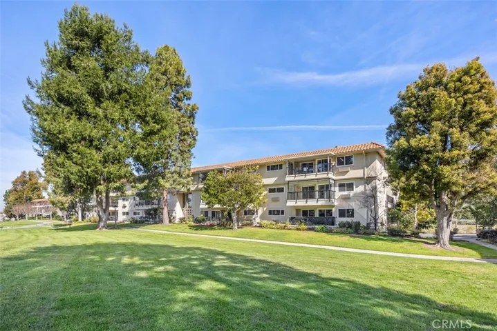 2392 Via Mariposa W 2e, Laguna Woods, California 92637