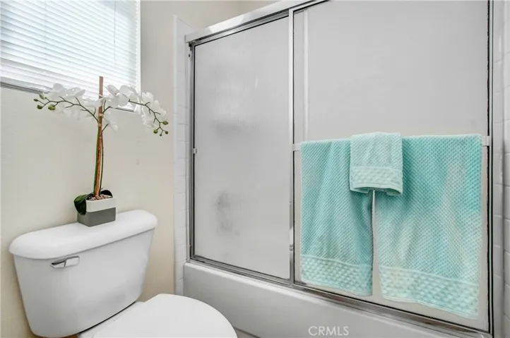 Separate toilet, tub/shower bathroom #3