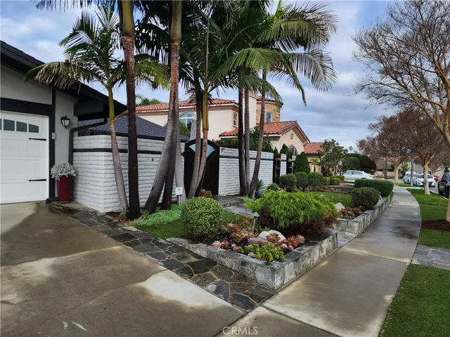 16861 Harkness, Huntington Beach, California 92649