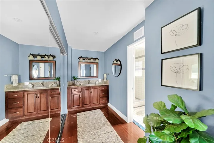 Upstairs Bathroom & large mirrored closet