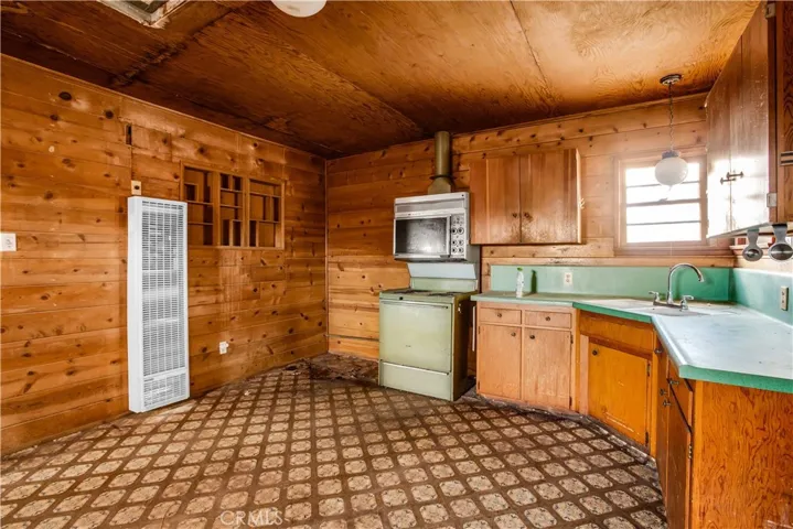 4075 Indio Avenue, Yucca Valley, California 92284