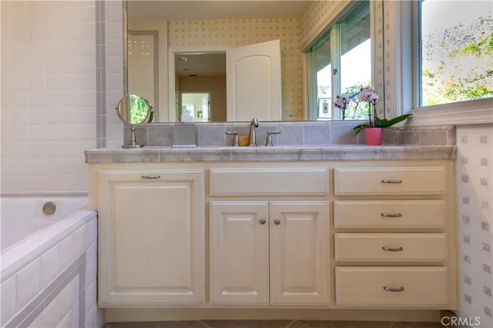 Tub side vanity in primary