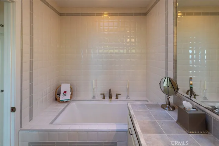 Full bath tub in primary suite