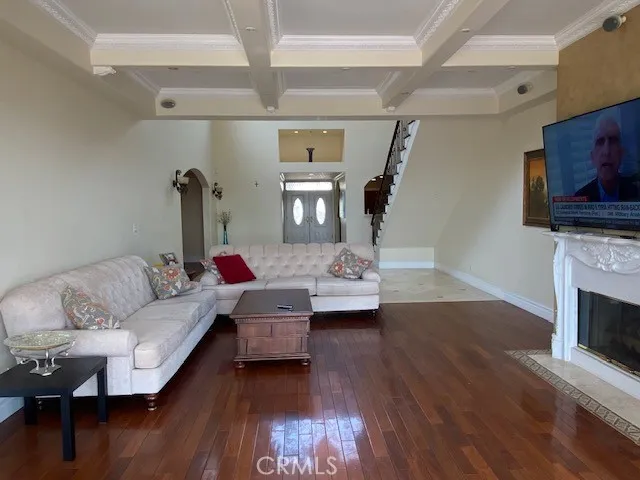 Liv Rm/Fireplace/High
Ceilings