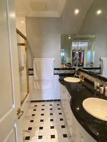 Entry floor Guest/full bath/Double sinks