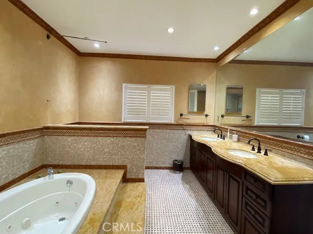 jacuzzi Tub/Double sinks