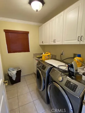 Entry floor left washer/dryer room