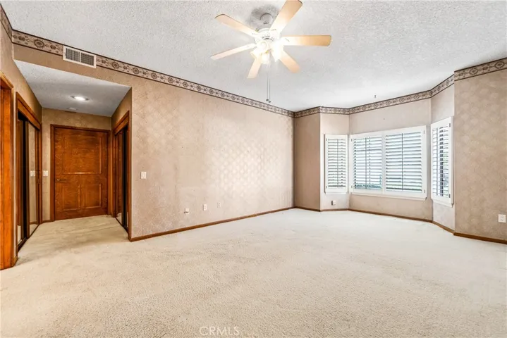 Please note how wide the doors are in this home.  If you need to use a wheelchair or walker.... well, there's no problem here.