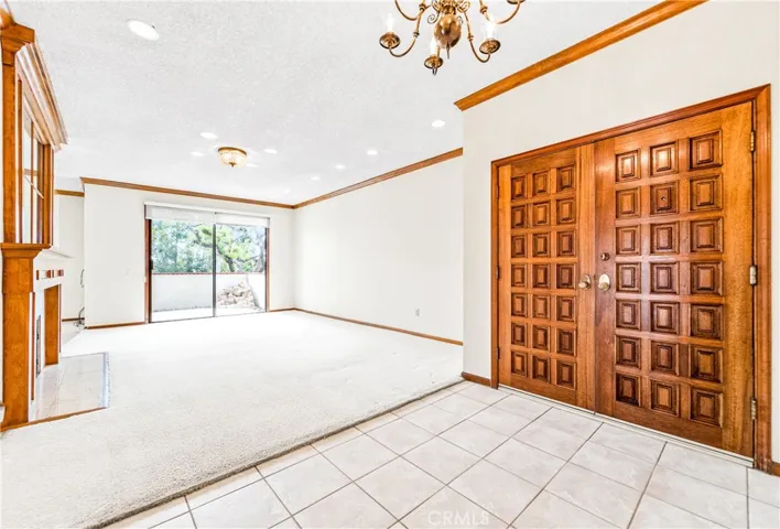 Beautiful high ceilings in the living room/dining room