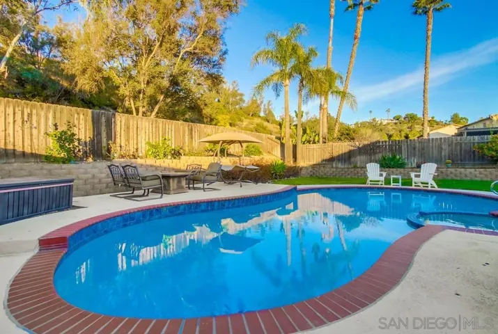 Sparkling pool and spa with upgraded lighting!