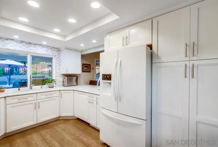 Craftmade cabinets, top-of-the-line appliances, recessed lighting!