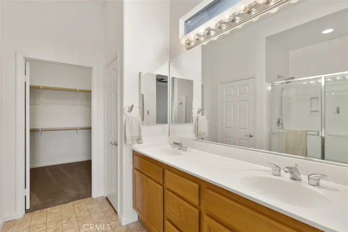 Dual master bath sinks and walk in closet
