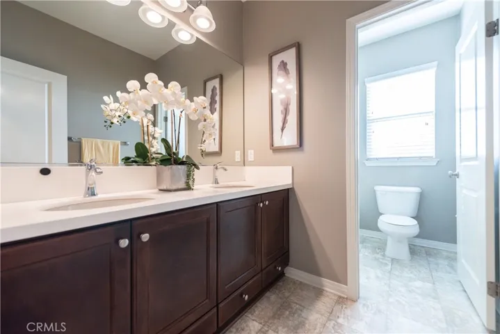 UPSTAIRS SHARED BATHROOM