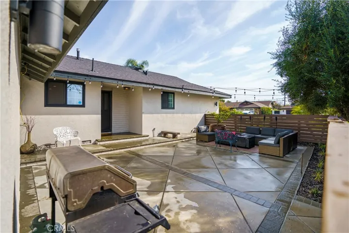 Cozy front courtyard patio !