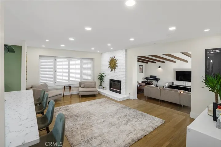 Open Floor Plan!!