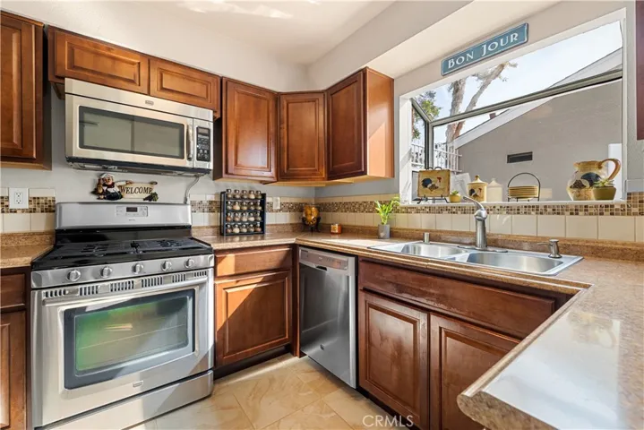 Stove, refrigerator, microwave included