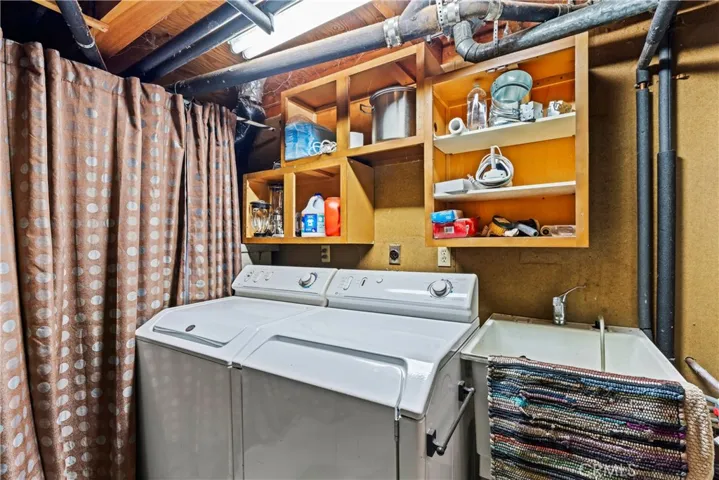 Laundry in buildup/storage - interior acces from lowest bonus area