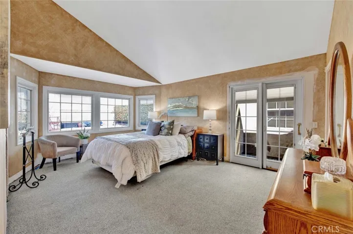 The master bedroom suite which overlooks the lush
backyard and pool features a walk-in closet with organizers,