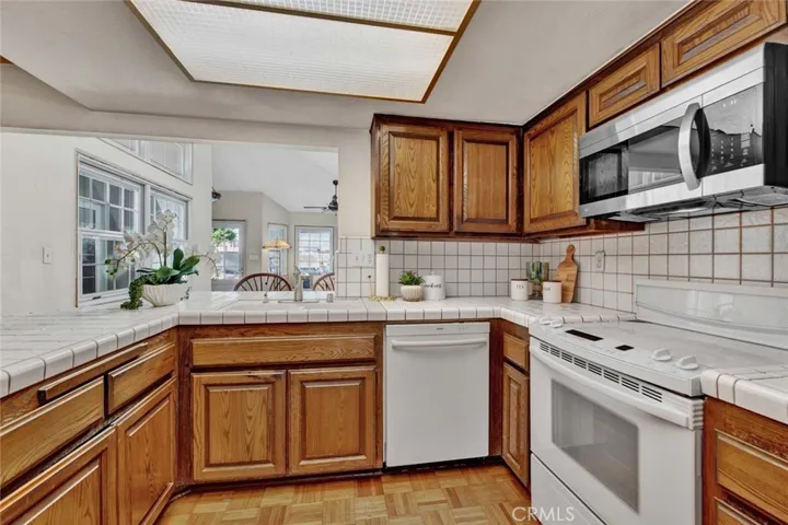 The kitchen is equipped
with a Kitchen Aid range, Bosch DW, Microwave