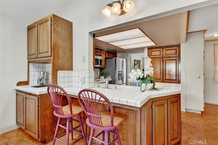 convenient breakfast bar for
casual dining