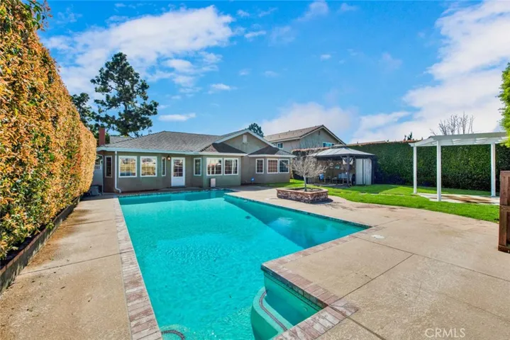Tons of room to entertain!