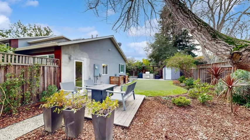 1690 Edgewood Drive, Palo Alto, California 94303