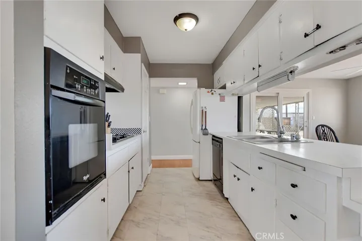 10804 Kiavan Road, Apple Valley, California 92308