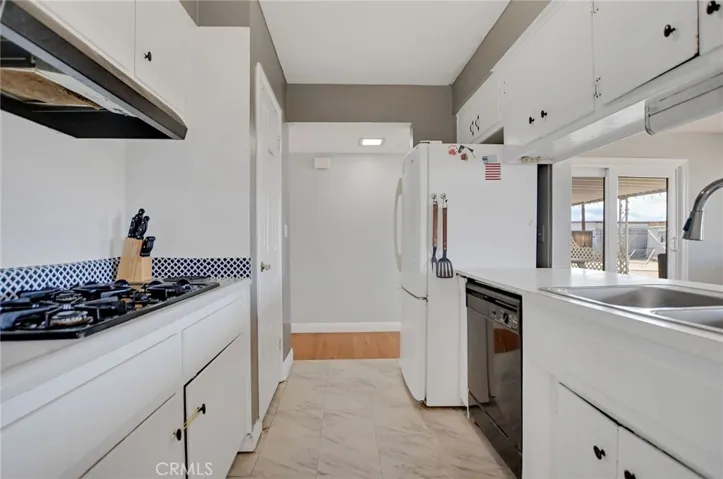 10804 Kiavan Road, Apple Valley, California 92308