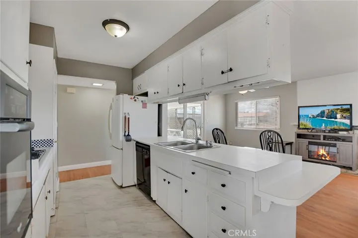 10804 Kiavan Road, Apple Valley, California 92308