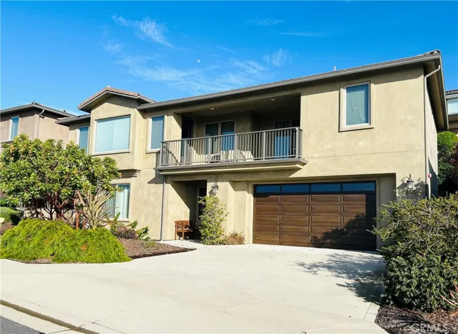 Front of house facing the ocean.