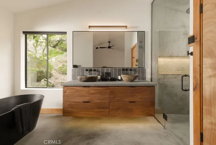 Primary suites attached bath