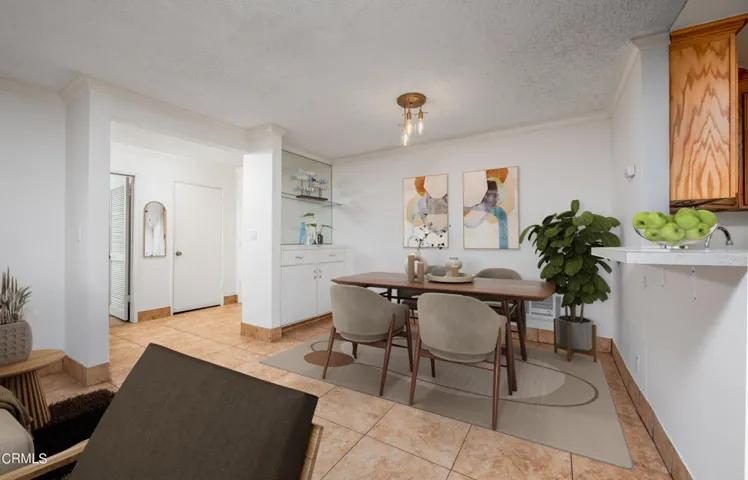 Entry Dining staged