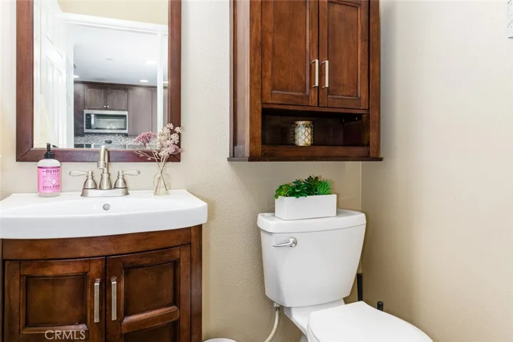 Main floor 1/2 bath