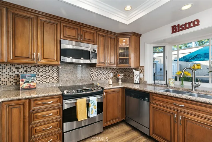 Beautiful Cabinets, plenty of storage!