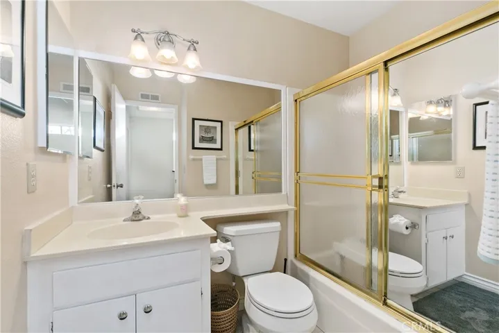 Hall Bathroom with Tub/Shower
