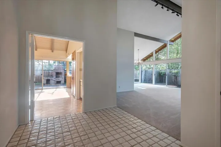Formal entry lease to the living room or kitchen area
