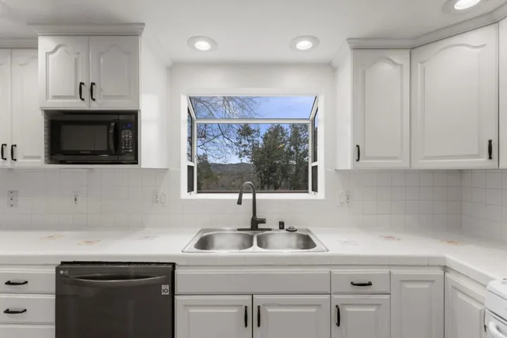 359 Davos Drive, Crestline, California 92325