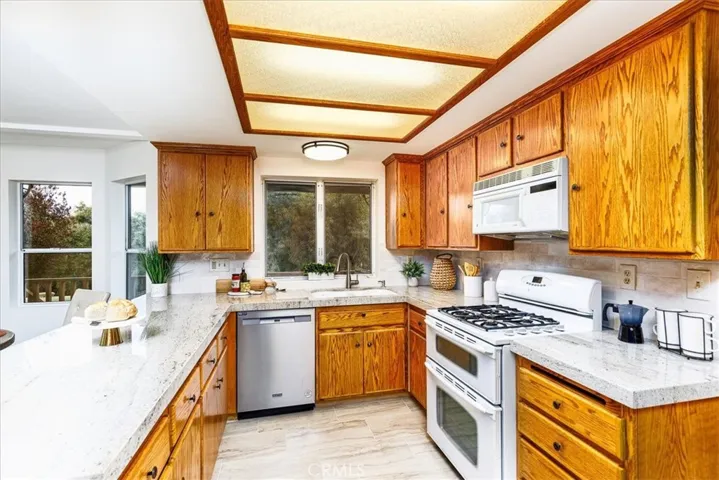Oak Cabinets, Granite Countertops