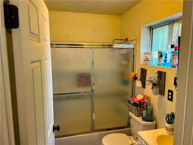 upstairs 3rd bathroom in room
