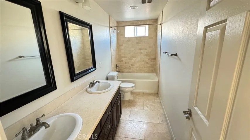 Common full bathroom