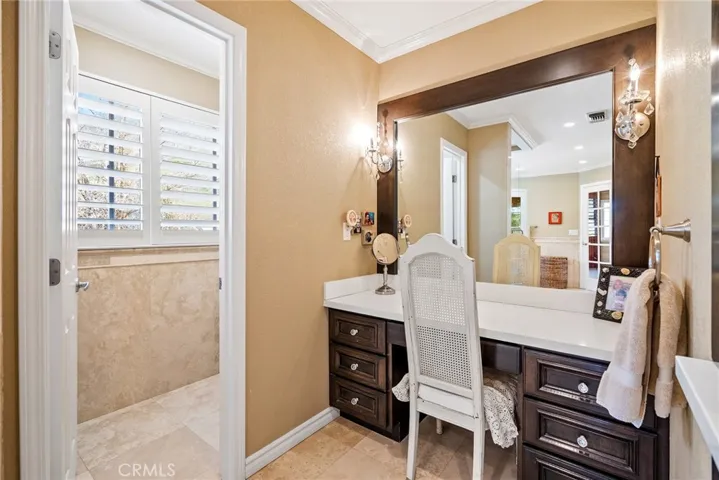 Main bathroom, make up table, separate toilet