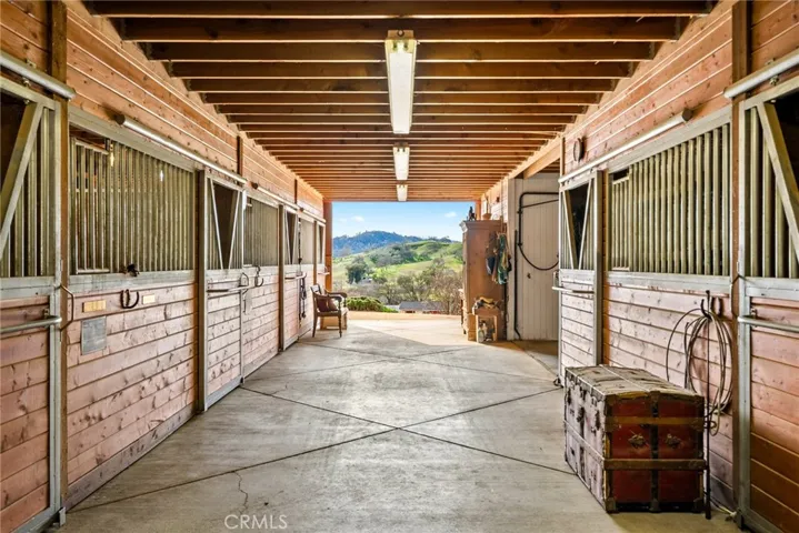 6 stall barn with fly guard system