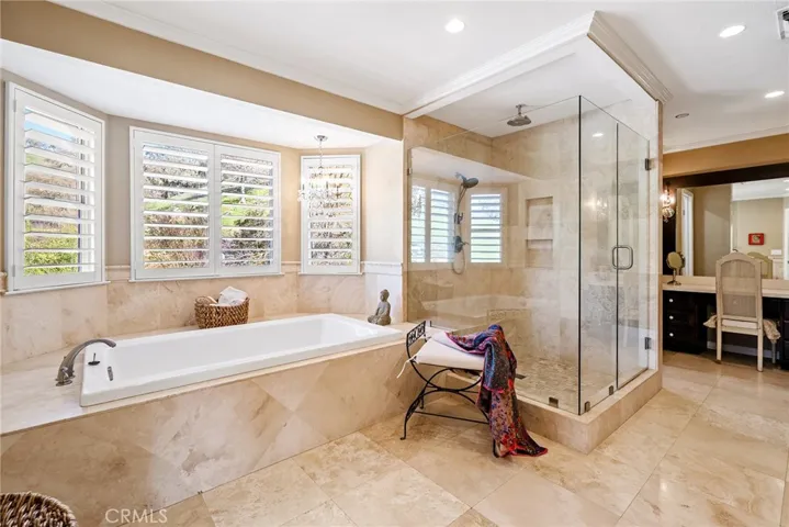 Main bathroom with big tub, travertine tiles